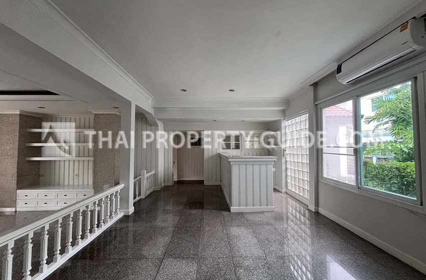 House with Shared Pool in Srinakarin 